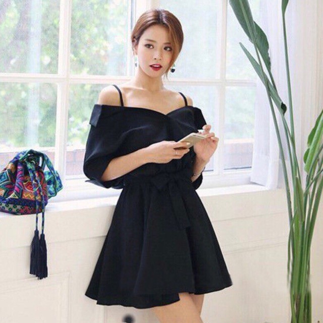 Đầm đen xoè cổ bẻ 2 dây