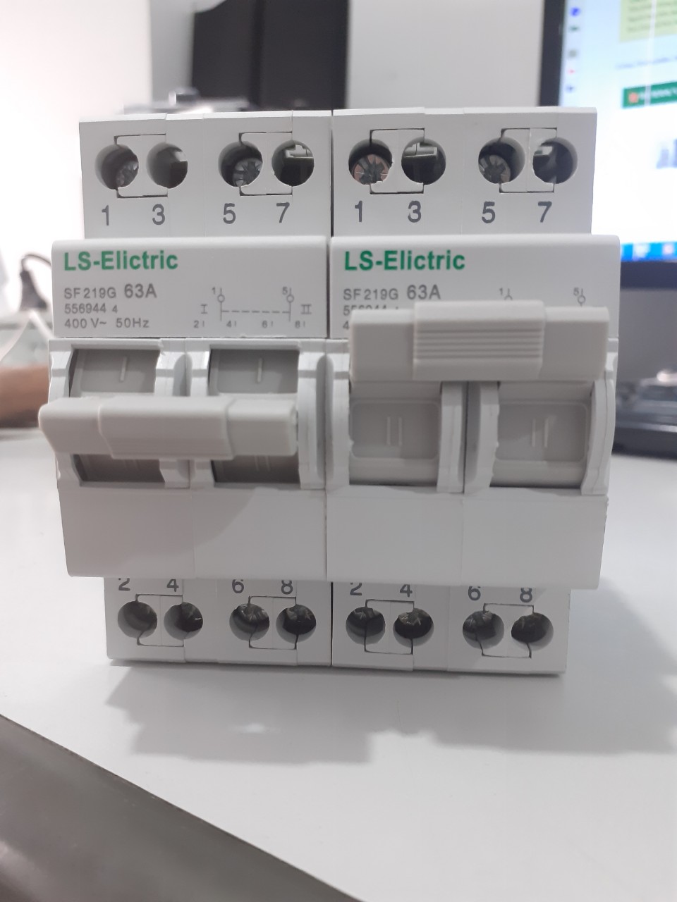 Cầu dao đảo chiều át đảo chiều 2P 40A 63A 220V LS-Elictric dùng để chuyển đổi 2 nguồn điện dạng cơ độ bền cao bộ đổi nguồn điện