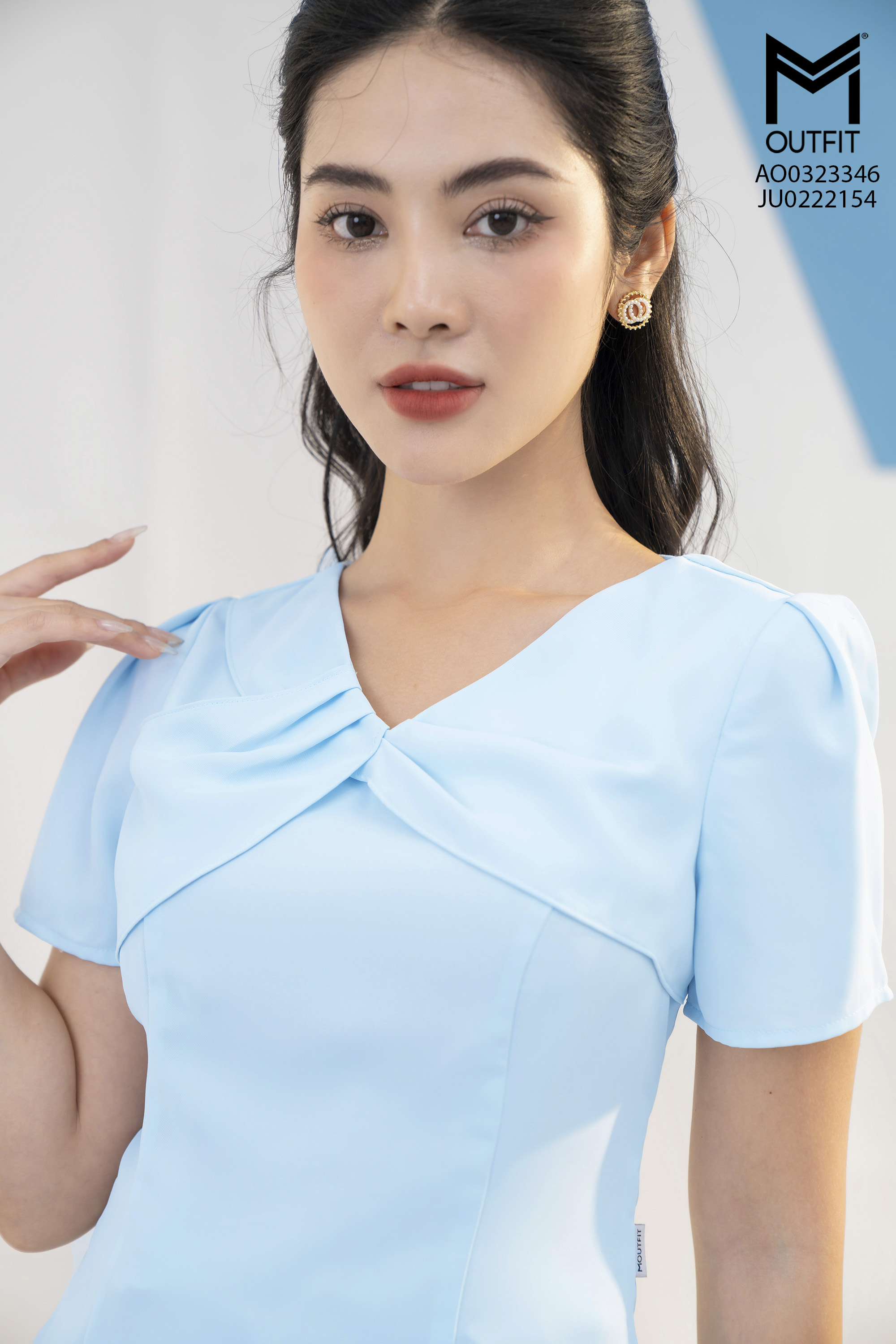 Áo sơ mi cổ V, tà bong xếp ly - Mmoutfit