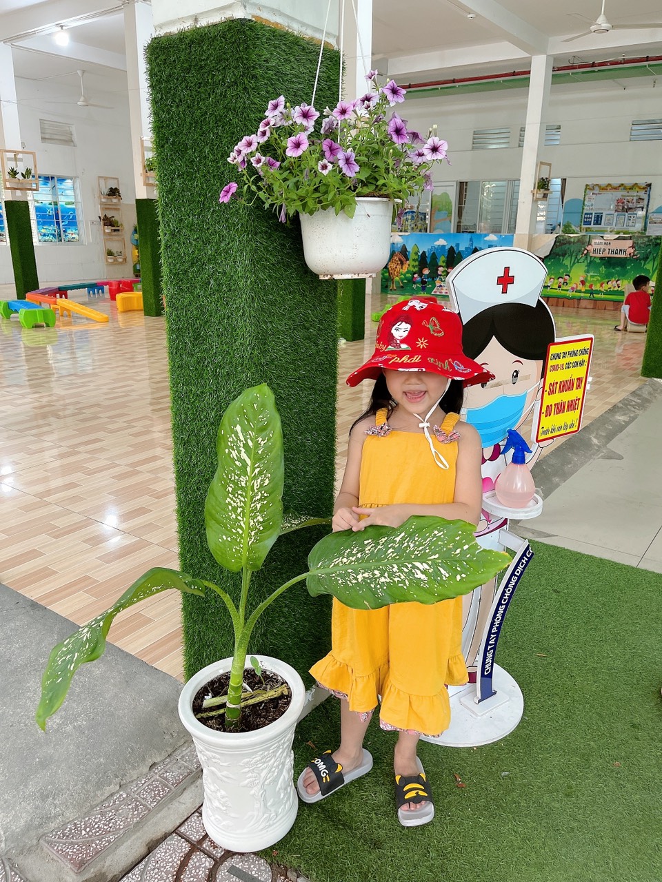 Mũ rộng vành chống nắng thêu hình công chúa siêu yêu cho bé