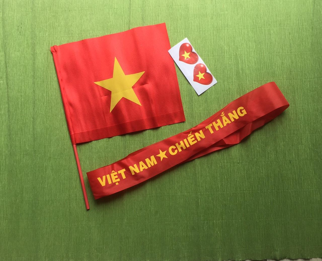 Băng rôn cỗ vũ - một dòng đời yêu nước tăng lên đến đỉnh điểm. Có nghĩa là sự ủng hộ mạnh mẽ nhất cho đội tuyển bóng đá của Việt Nam, và đồng thời thể hiện lòng tự hào chưa từng có. Một chiếc băng rôn tuy nhỏ nhắn, nhưng lại chứa đựng cả niềm tin và tình yêu lớn lao đến vô tận.
