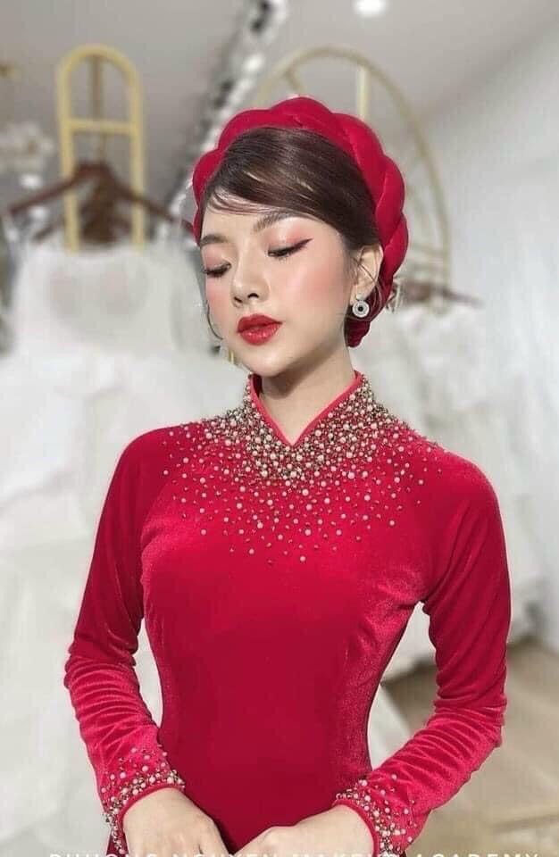 Áo dài nhung đính kết ngọc trai và đá