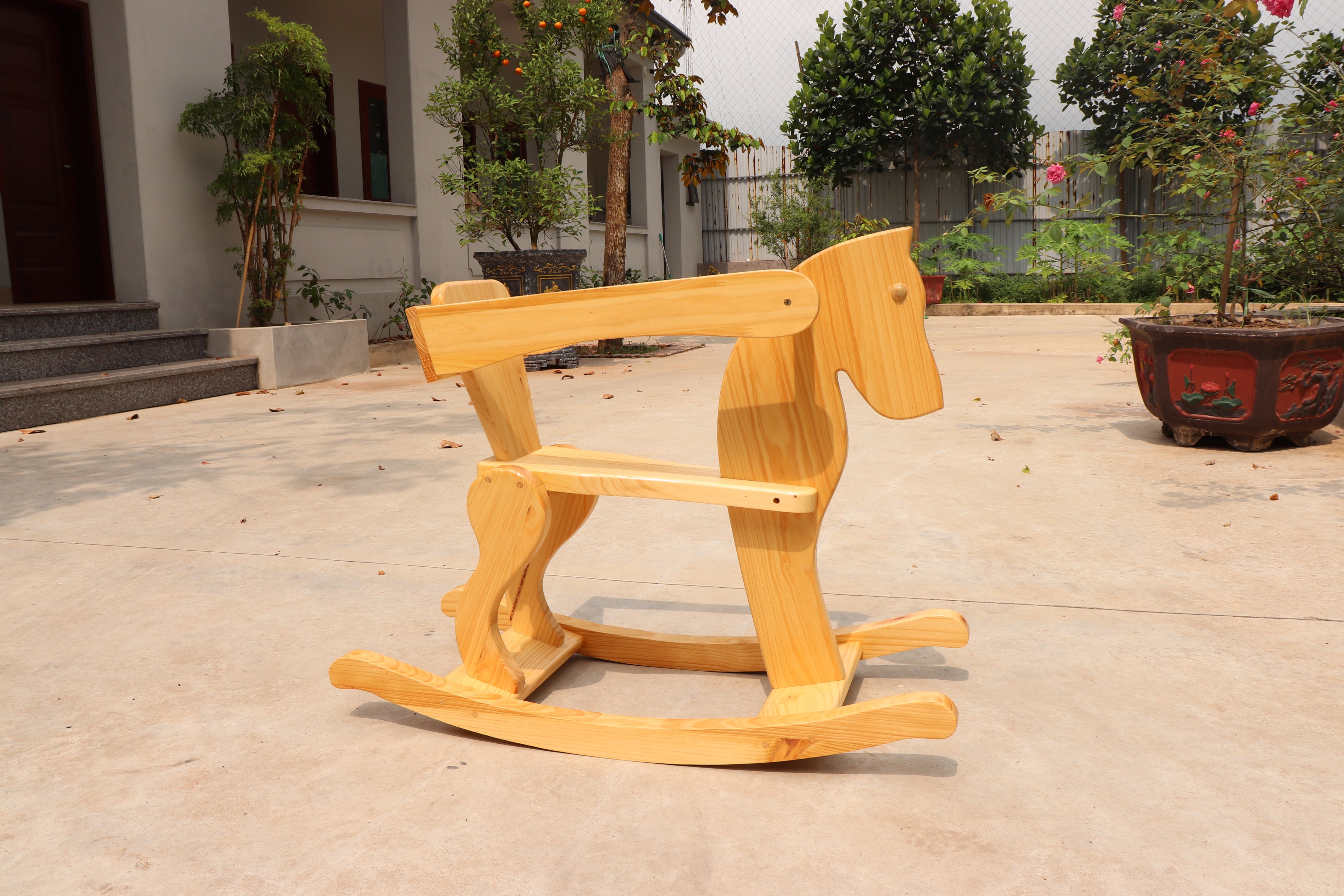 Ngựa bập bênh thành Troy bằng gỗ