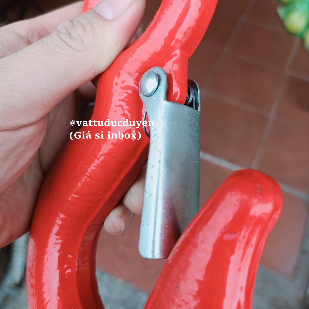 Móc tròn khoá chốt, buộc hàng 3 Tấn – Giữ hàng hóa an toàn, chắc chắn, màu đỏ nổi bật
