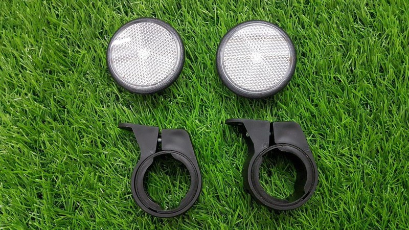 Mắt mèo gắn phuột trước xe máy.