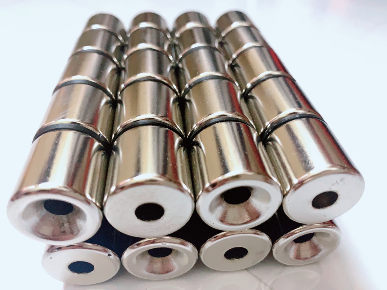 nam châm siêu hút 20 * 20 lỗ 6MM