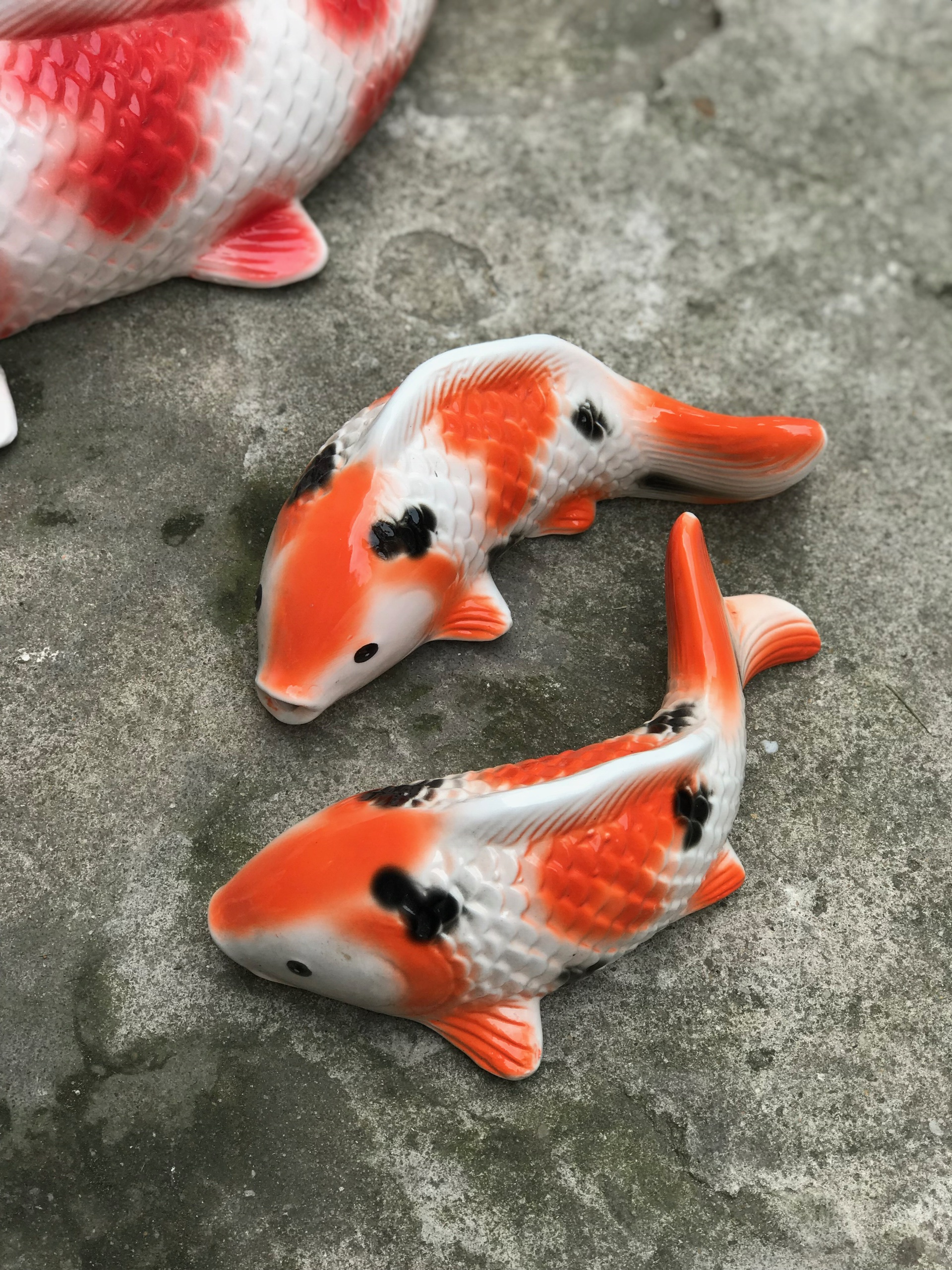 Cá koi gốm sứ bát tràng trang trí
