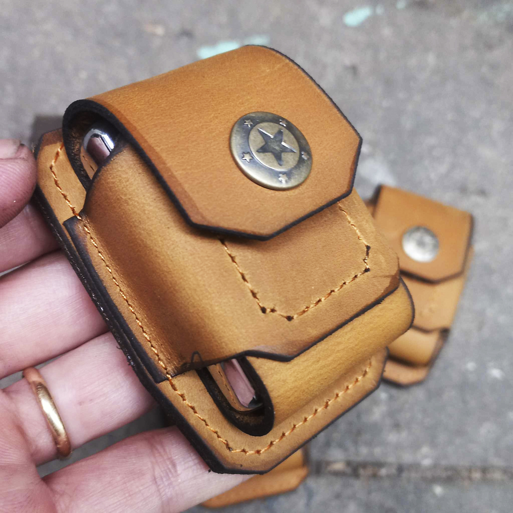 BAO DA ĐỰNG ZIPPO ĐEO HÔNG