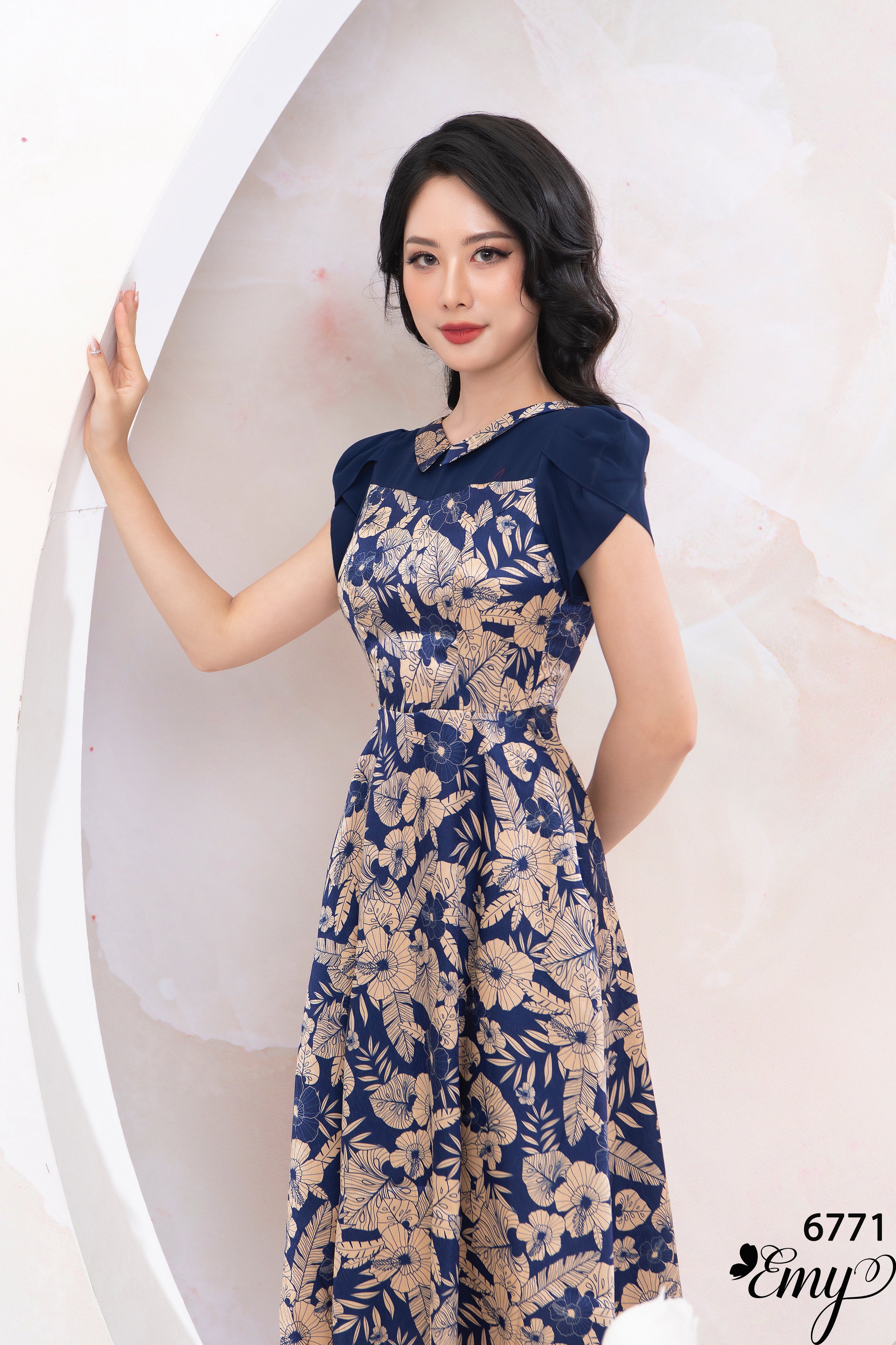 Đầm EMY EM6771 Xoè HT Lá Cổ V