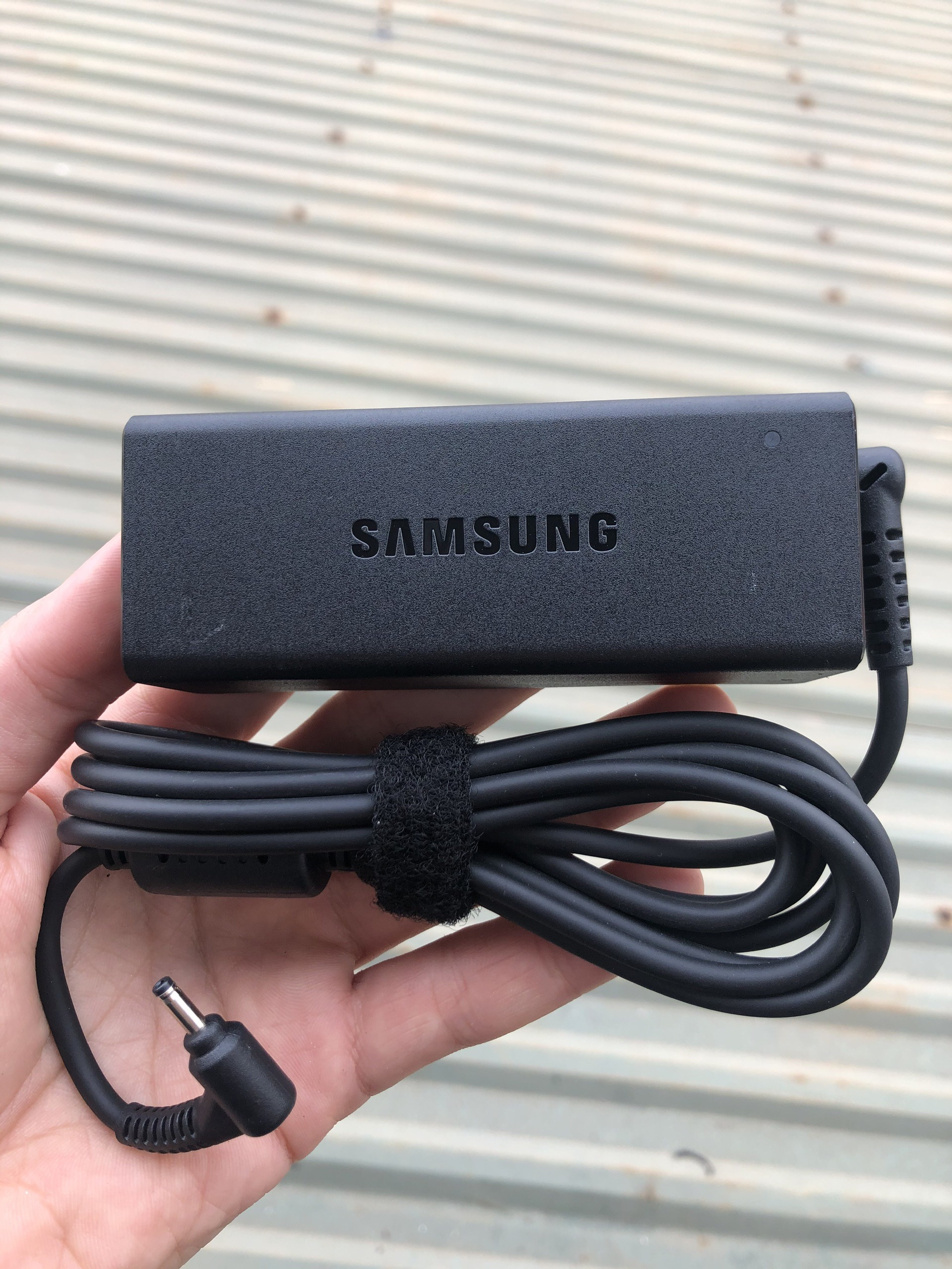 Sạc Laptop SAMSUNG 19V-2.1A (Đầu nhỏ / Đầu kim) kích thước đầu ghim 3.0mm x 1.0mm