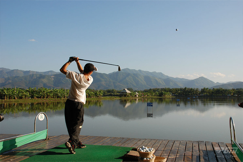 Bóng golf nổi.
