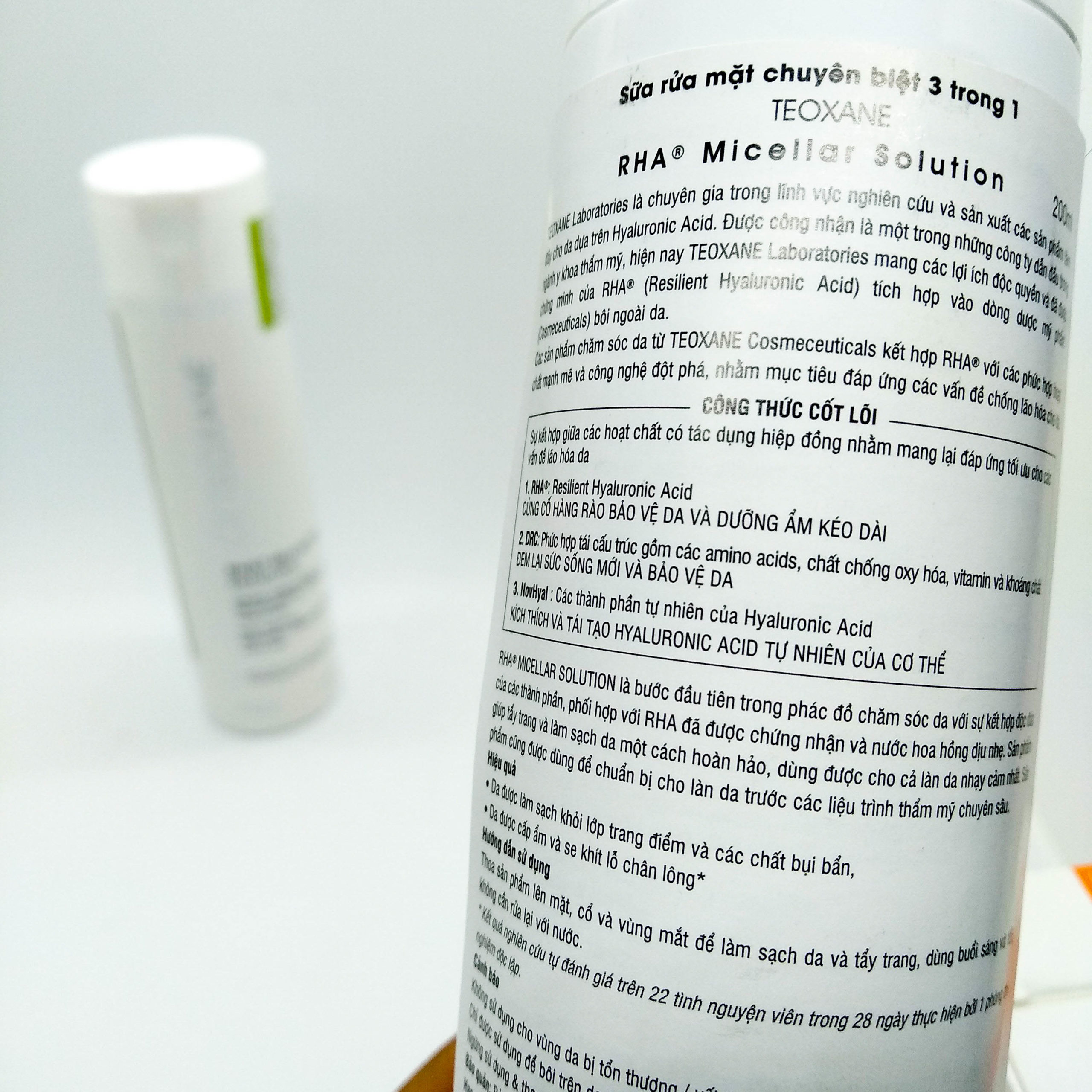Sữa rửa mặt làm dịu da 3 trong 1 Teoxane RHA Micellar Solution 200ml