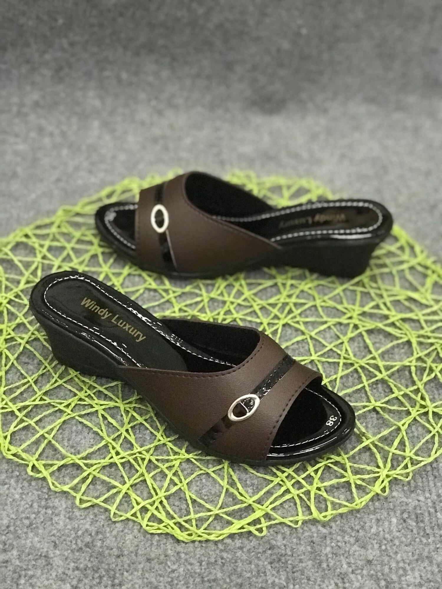 Dép bà già, guốc đế thấp cho mẹ cho bà gắn khoá