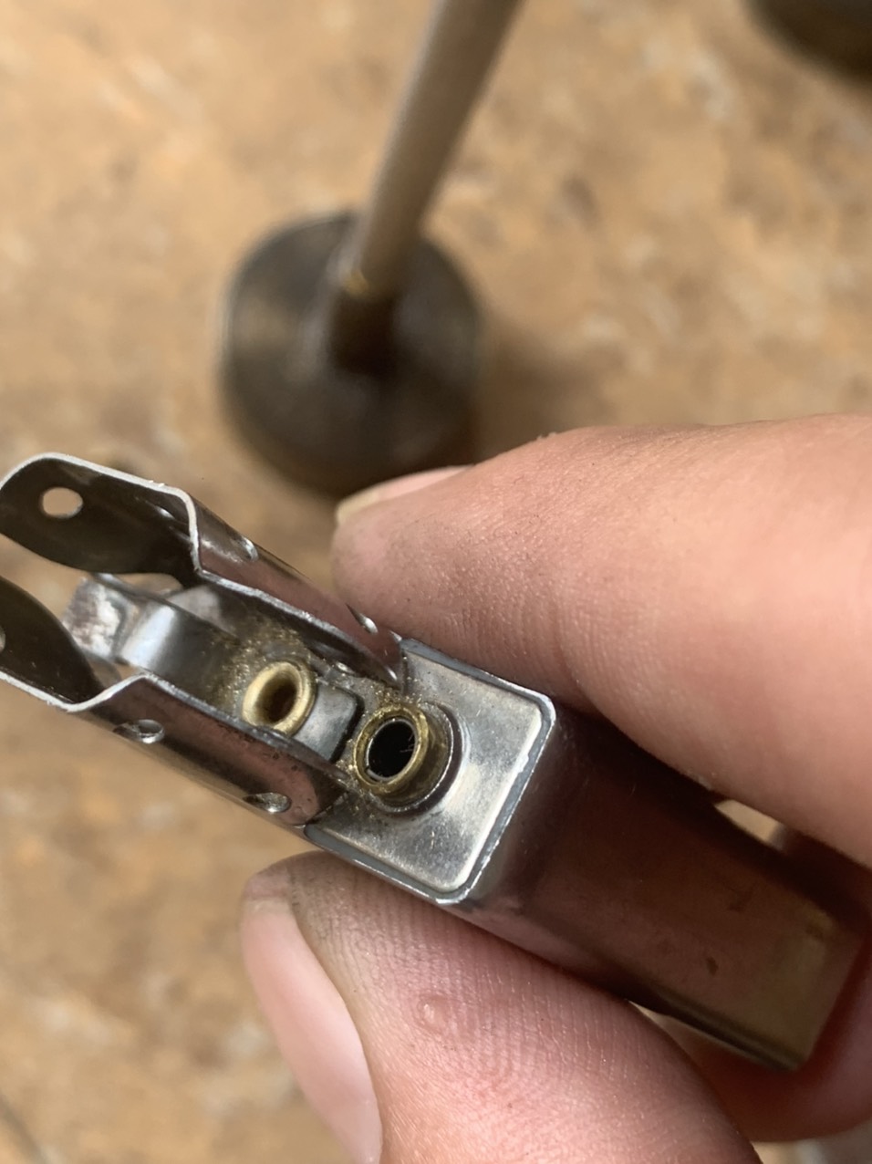 Lưỡi gà zippo gù