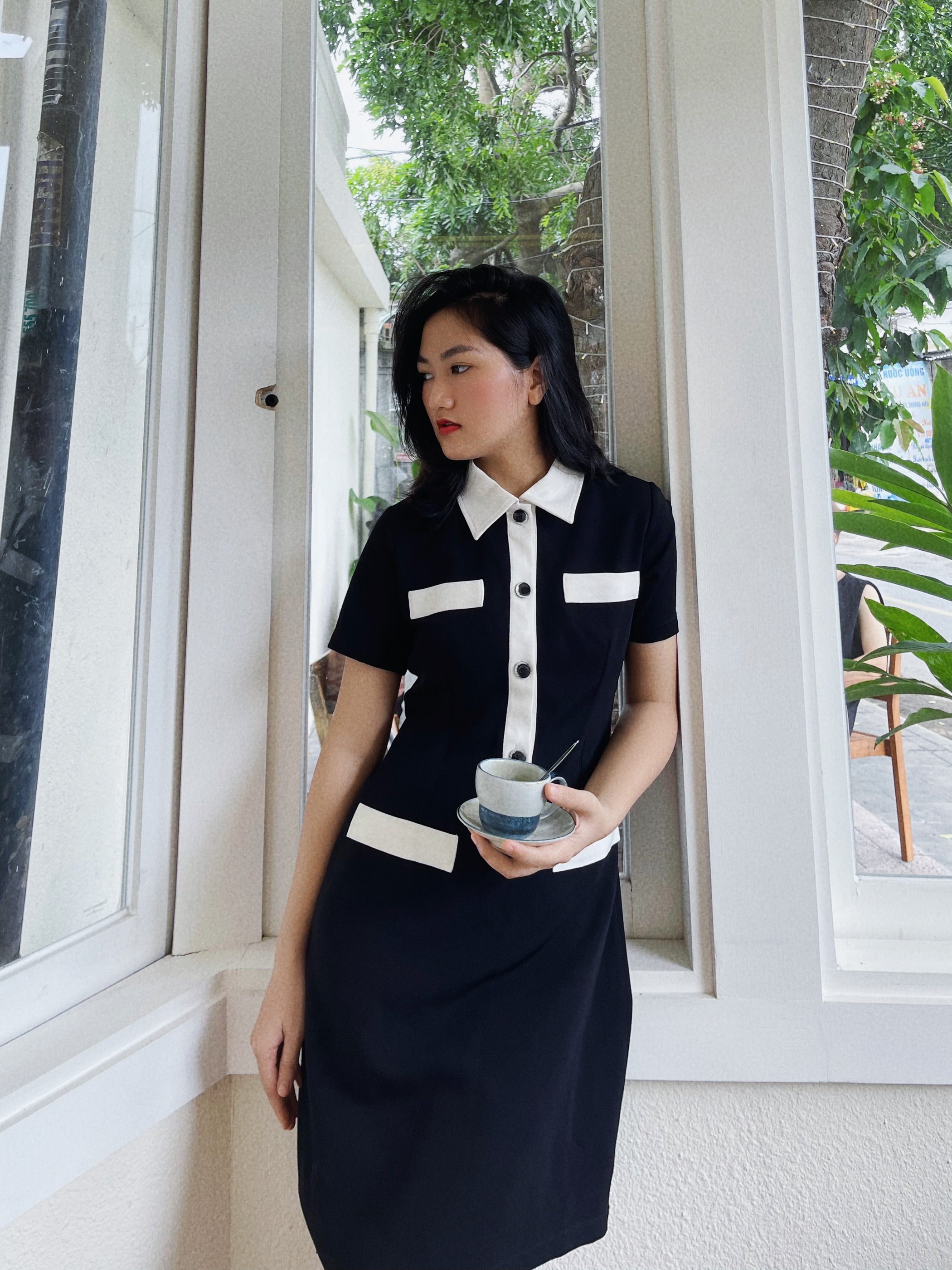 Đầm đen cổ trụ phối trắng - YV LE & CO