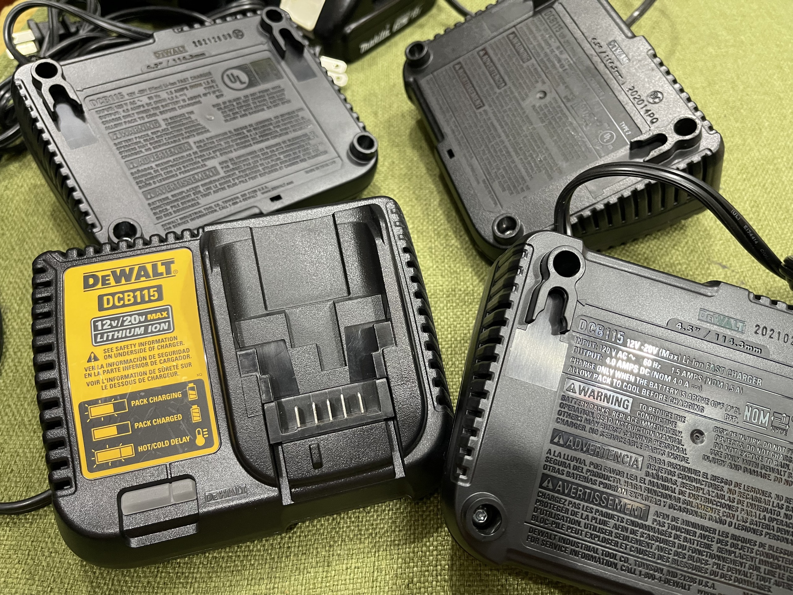 Sạc Dewalt DCB1104 usa