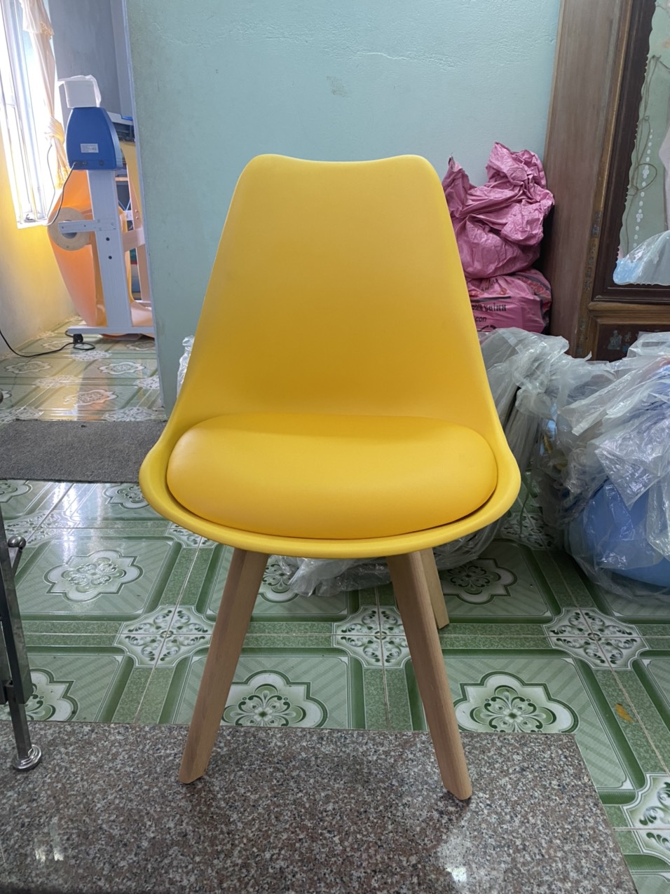 ghế eames chân gỗ có đệm