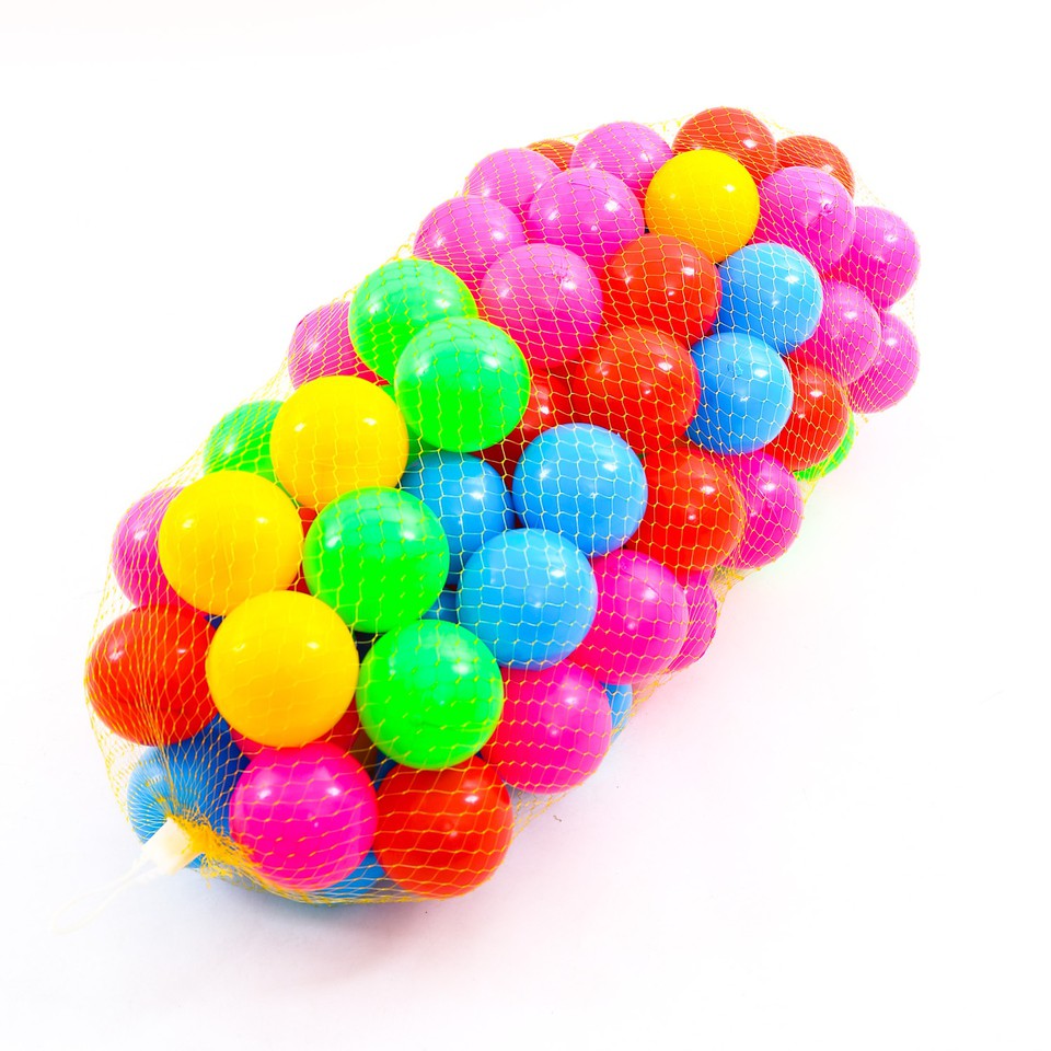 Bộ 100 quả bóng bằng nhựa loại bé đường kính 5cm cho trẻ em chơi nhà bóng, lều bóng, hoặc thả vào bể tắm cho bé thỏa sức vui đùa, chất liệu bóng bằng nhựa mềm an toàn, có kèm túi lưới đựng