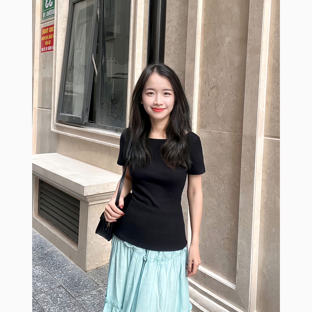 Áo thun hở lưng kiểu dáng basic MOOLYS MC017