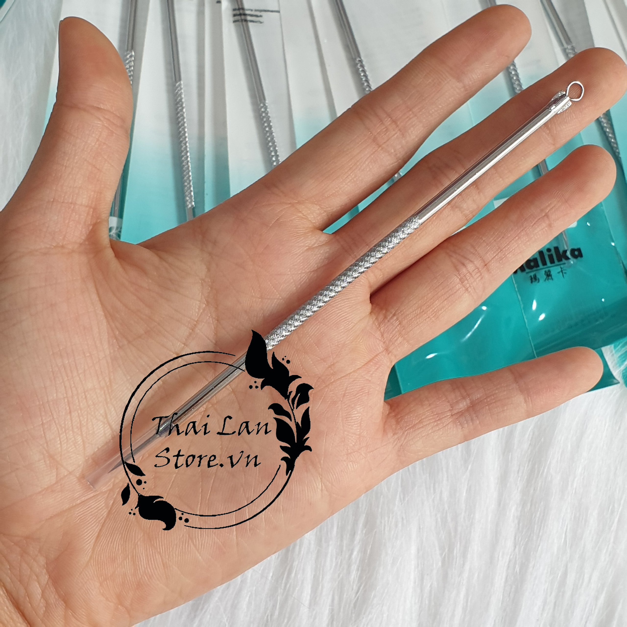 Que nặn mụn malika dùng trong spa