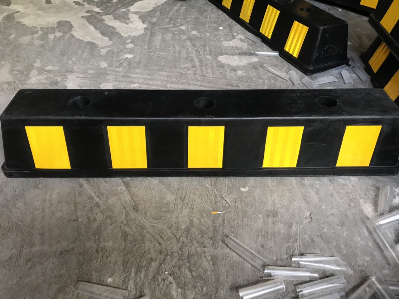 CỤC CHẶN LÙI XE CAO SU  750MM