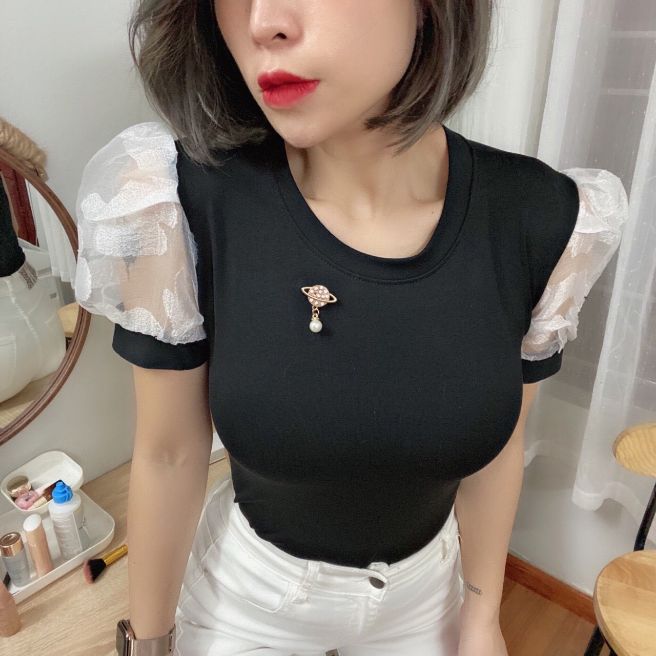 Áo thun tay phồng ren cổ tròn cài ngọc