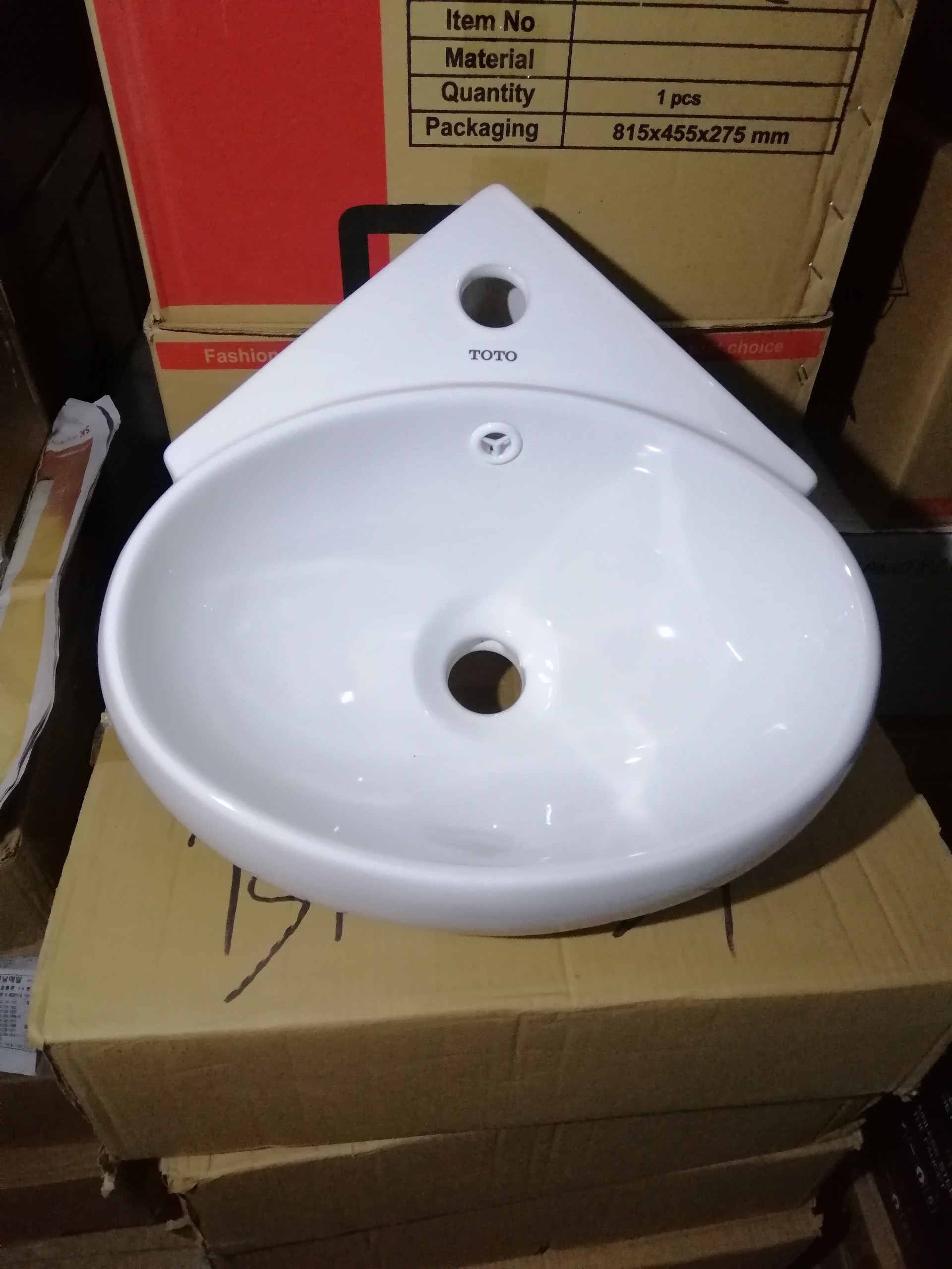Chậu lavabo treo góc