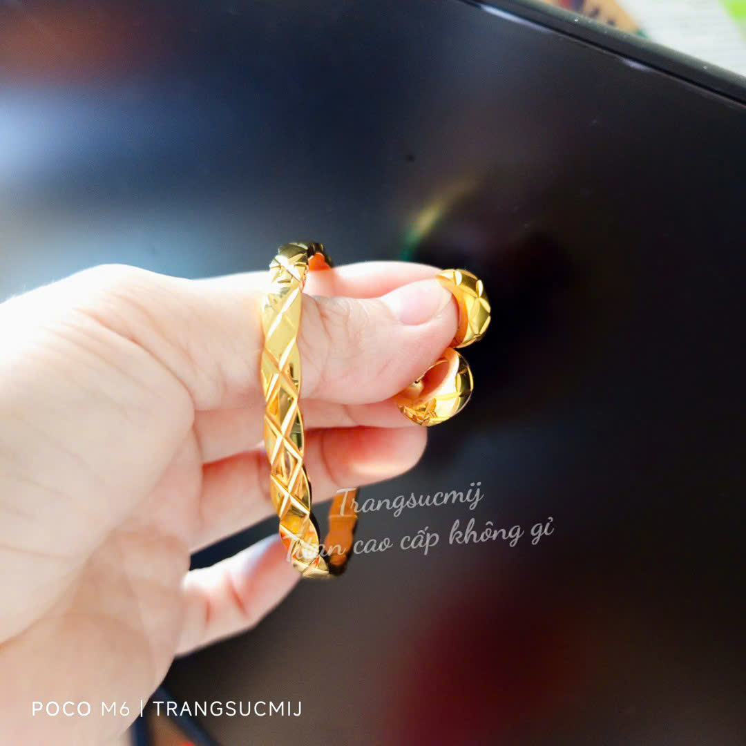 Bông tai titan nữ hoa 4 cánh đính kim