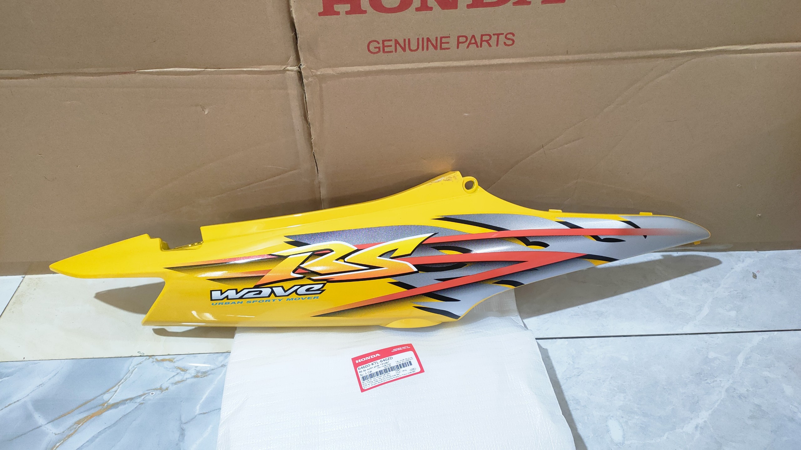 ốp sườn phải *Y106*  wave 100 ( 64600KTL640ZD)