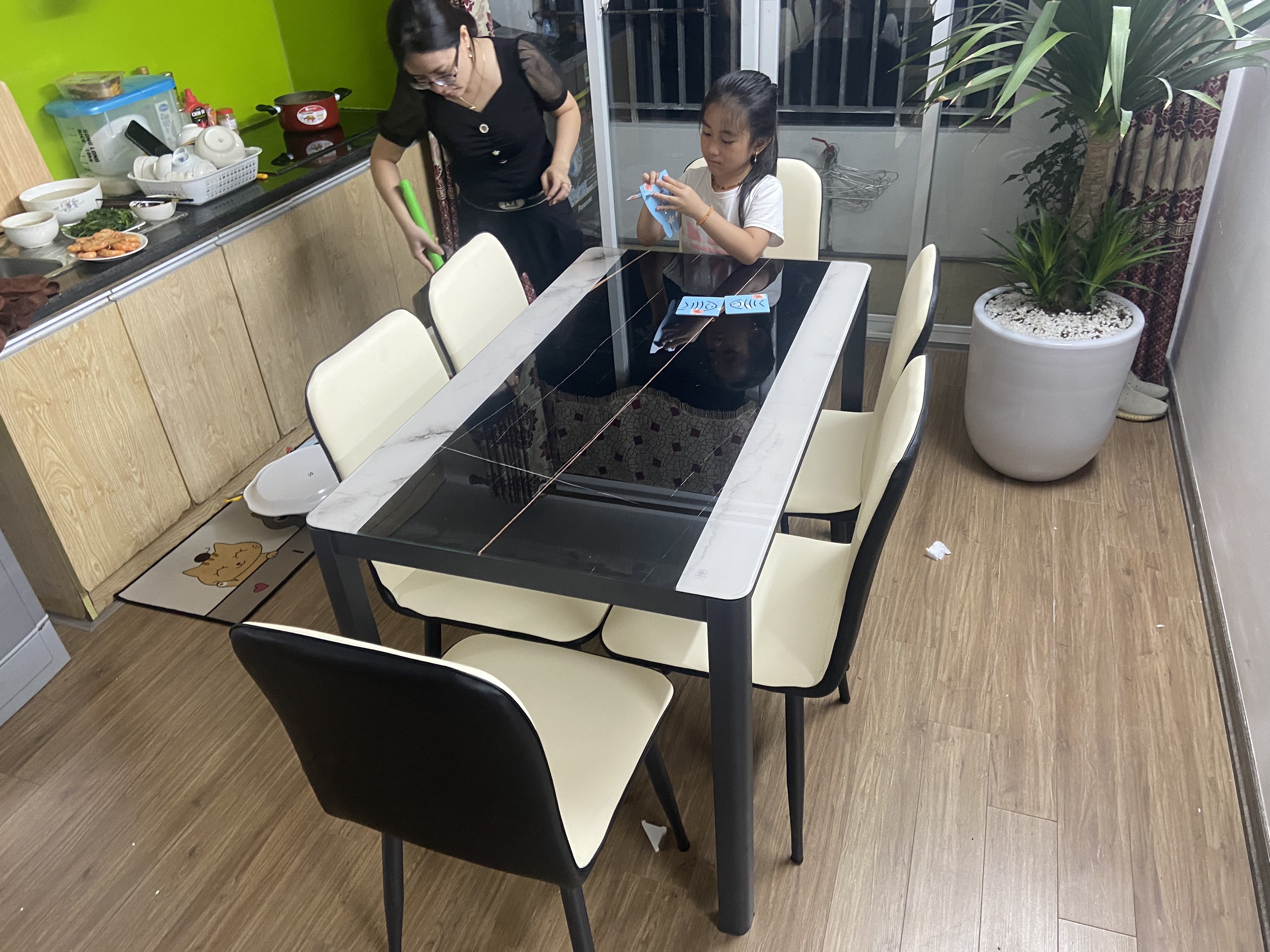 (HÀNG CAO CẤP LOẠI 1) Bộ bàn ăn cao cấp kèm 4 ghế da ( kèm ảnh thật )