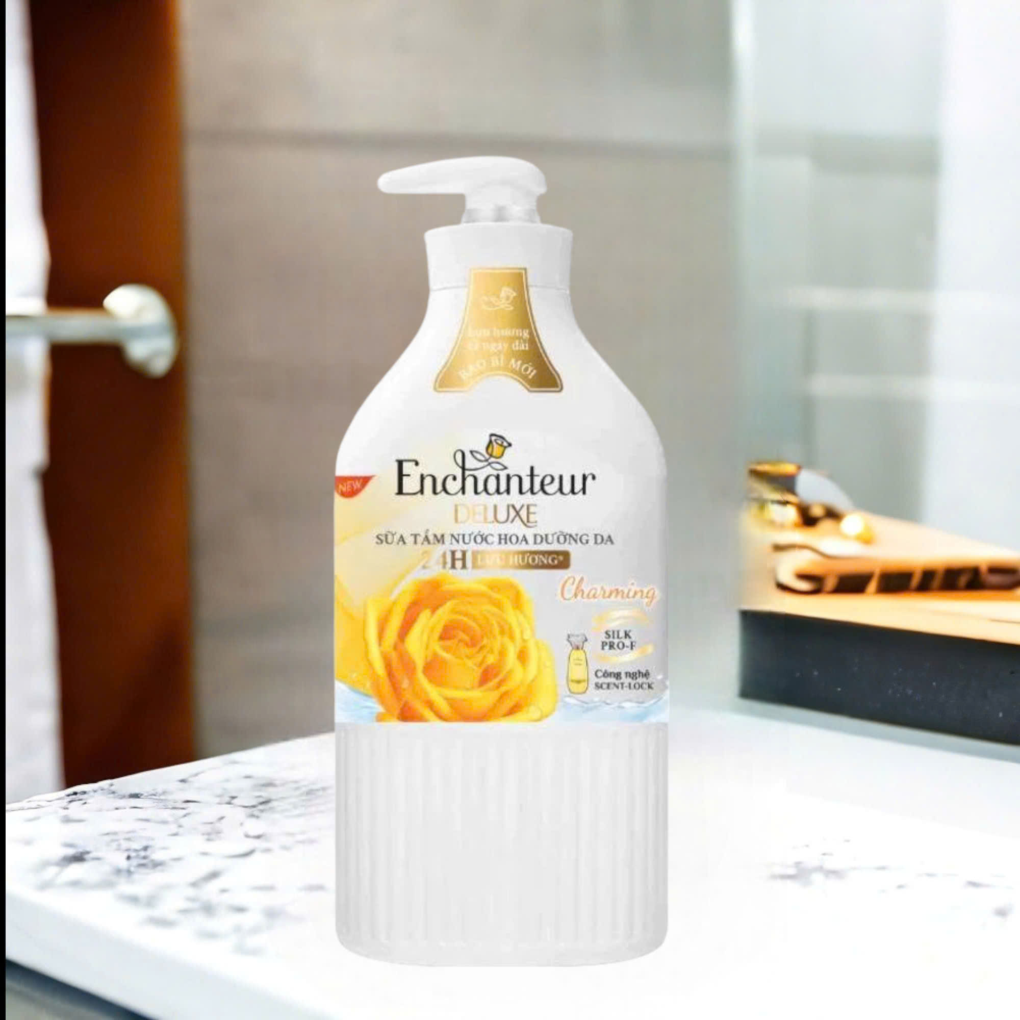 Sữa Tắm Hương Nước Hoa Pháp Enchanteur Deluxe 900g – Da Mềm Mịn, Lưu Hương 24H (Tặng Quà Ngẫu Nhiên)