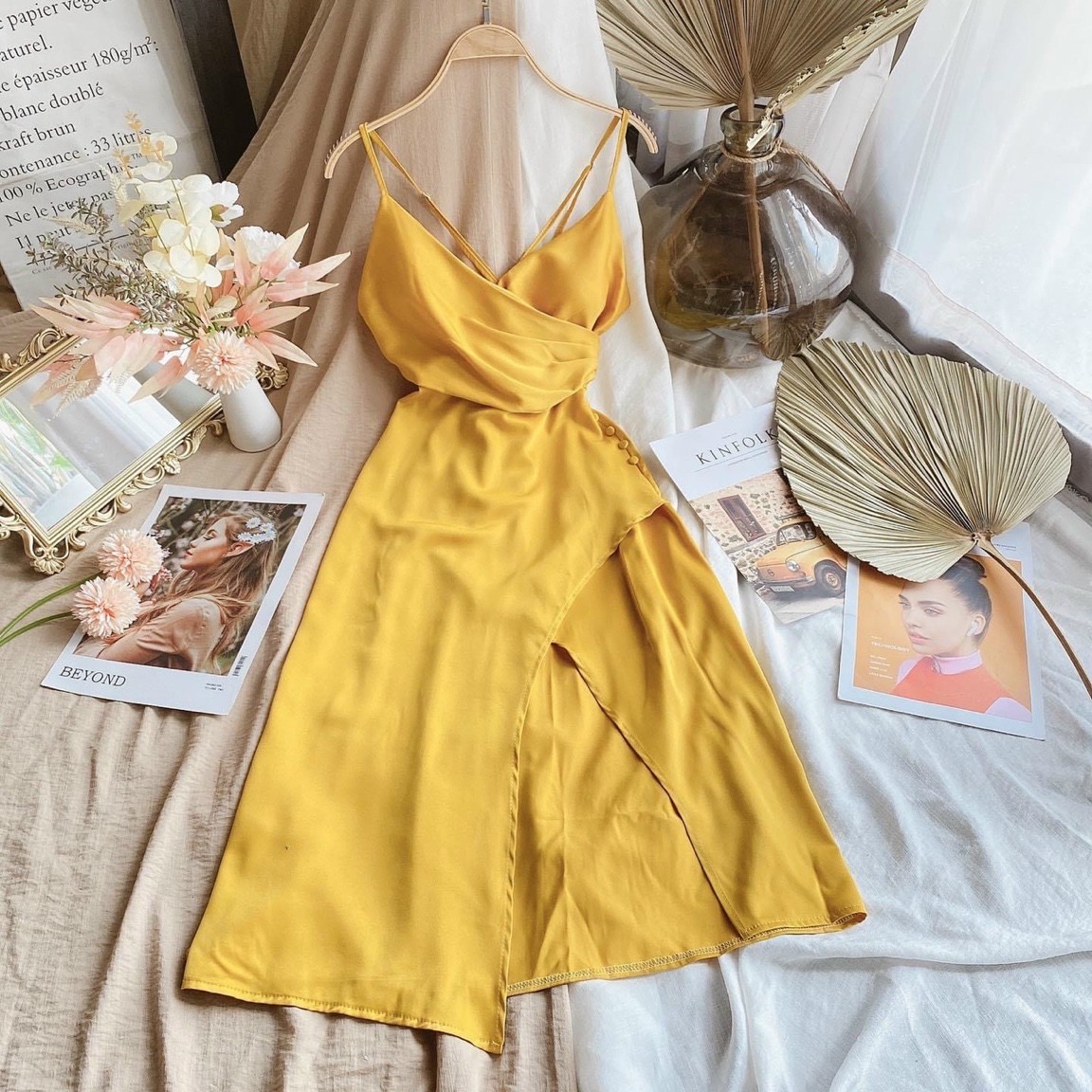 Đầm maxi vàng nút eo xẻ tà