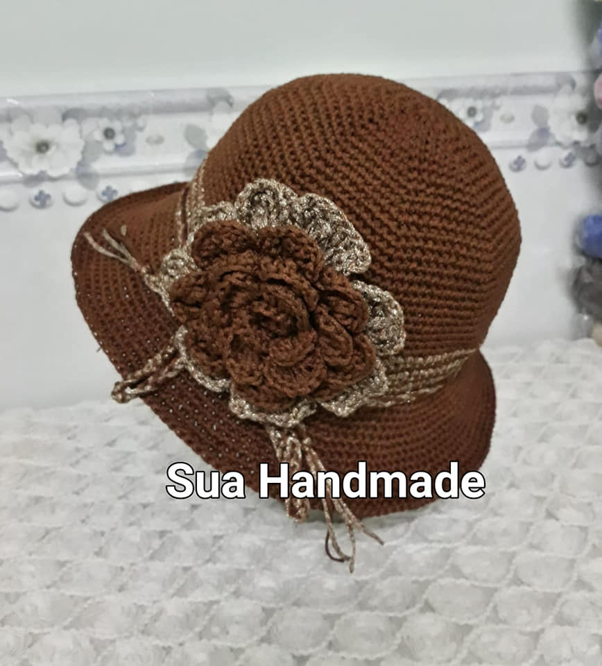 Nón handmade chất liệu sợi dệt Việt Nam đính hoa hồng