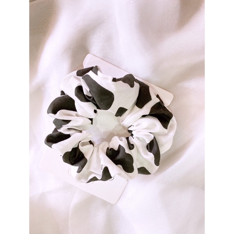 [HCM]Buộc Tóc Vải Scrunchies Bò Sữa HOT TREND 2021 Style Ulzzang Hàn Quốc Dễ Thương PKGA0010