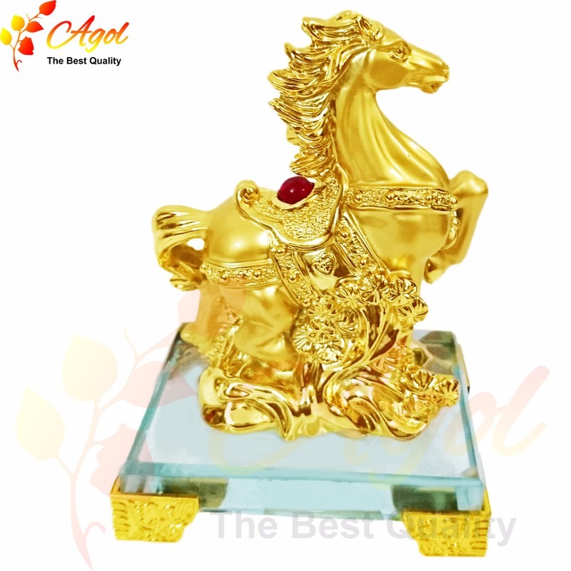 Tượng Ngựa Vàng Đế Thủy Tinh