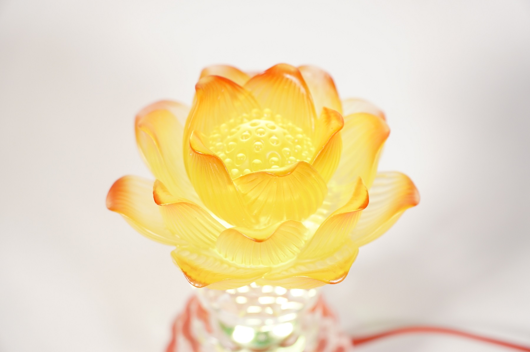 Đèn thờ led thờ cúng hoa sen vàng đổi màu đế pha lê - Nhiều cỡ