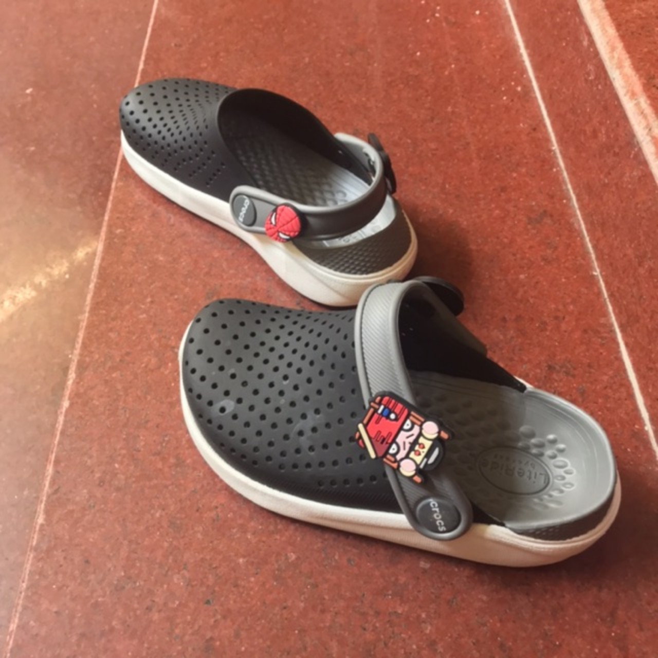 Sục Cross literide trẻ em màu đen đế trắng