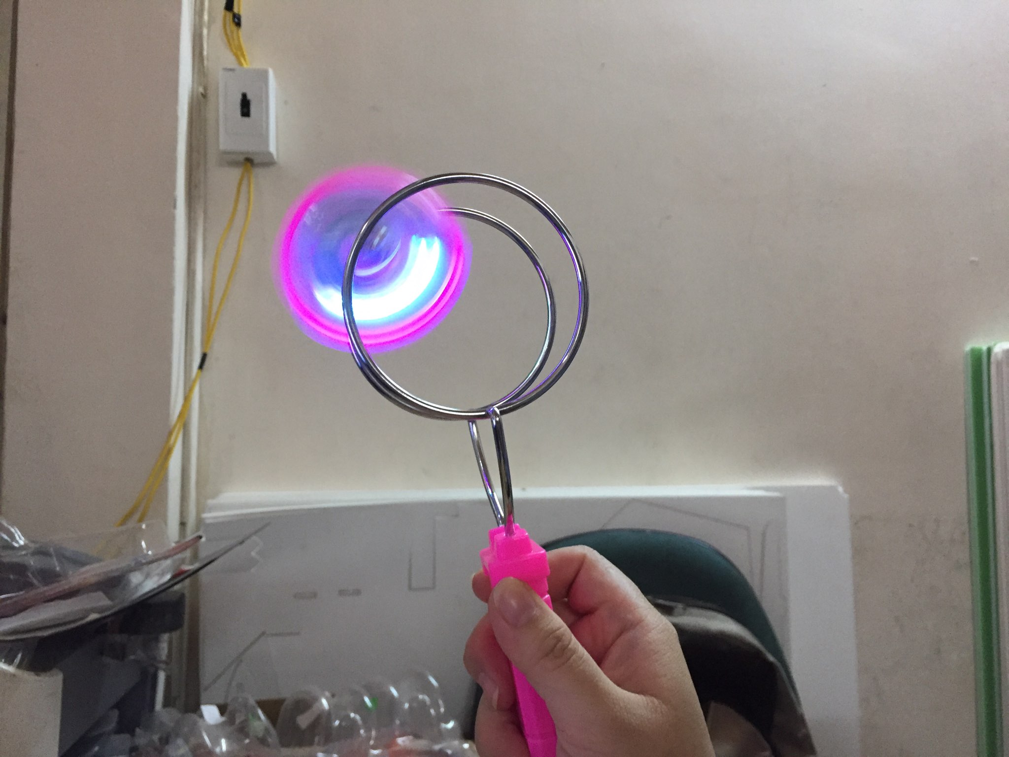 Con quay từ tính phát sáng đẹp mắt