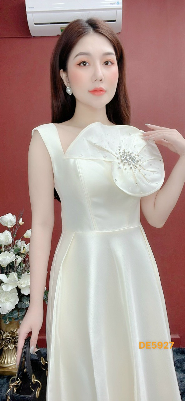 [EMY LUXURY] Đầm Dạ Hội DE5927 Trắng Hoa Cổ