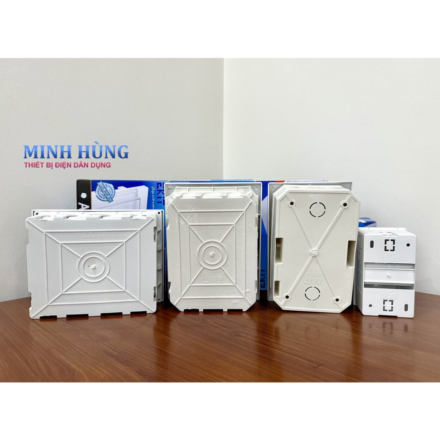 Tủ điện âm tường EKIT chứa aptomat cài