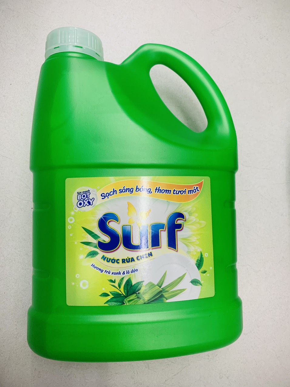 Nước rửa chén Surf trà xanh và lá dứa can 1.4kg