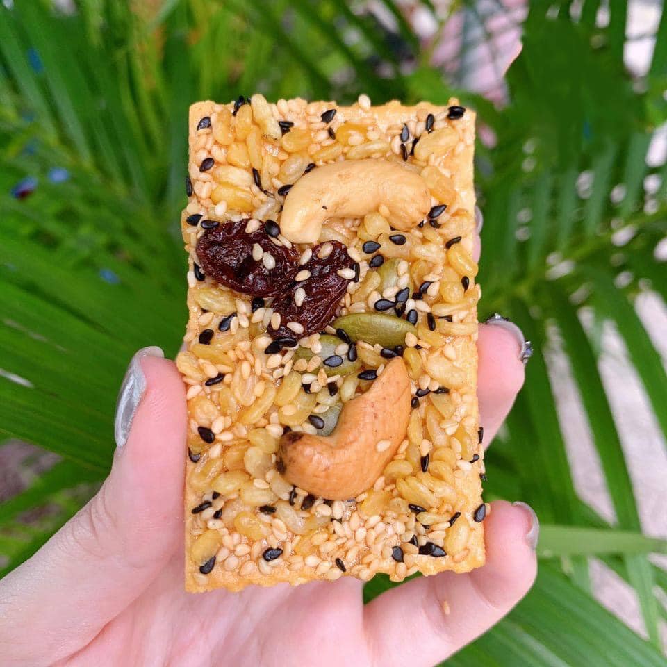 BÁNH CRISPY TRAIL MIX CRACKERS 232G
