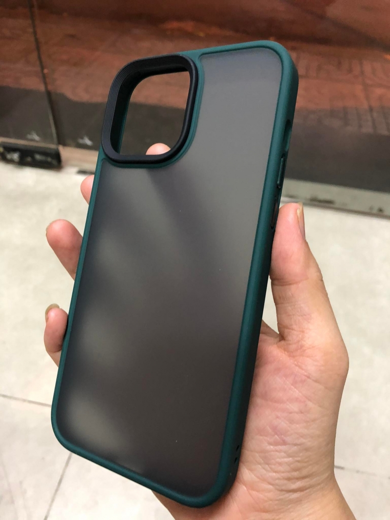 Ốp Lưng iPhone 13 Pro Viền Màu Lưng Đen Nhám Mờ Hiệu Likgus