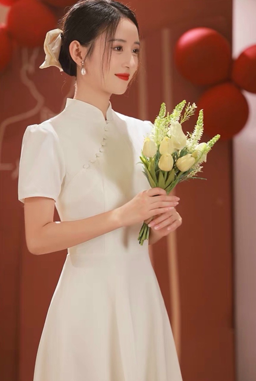 Đầm trắng cổ áo dài form dài