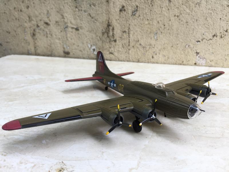 [HCM]Mô hình Máy bay ném bom B-17D 1:144