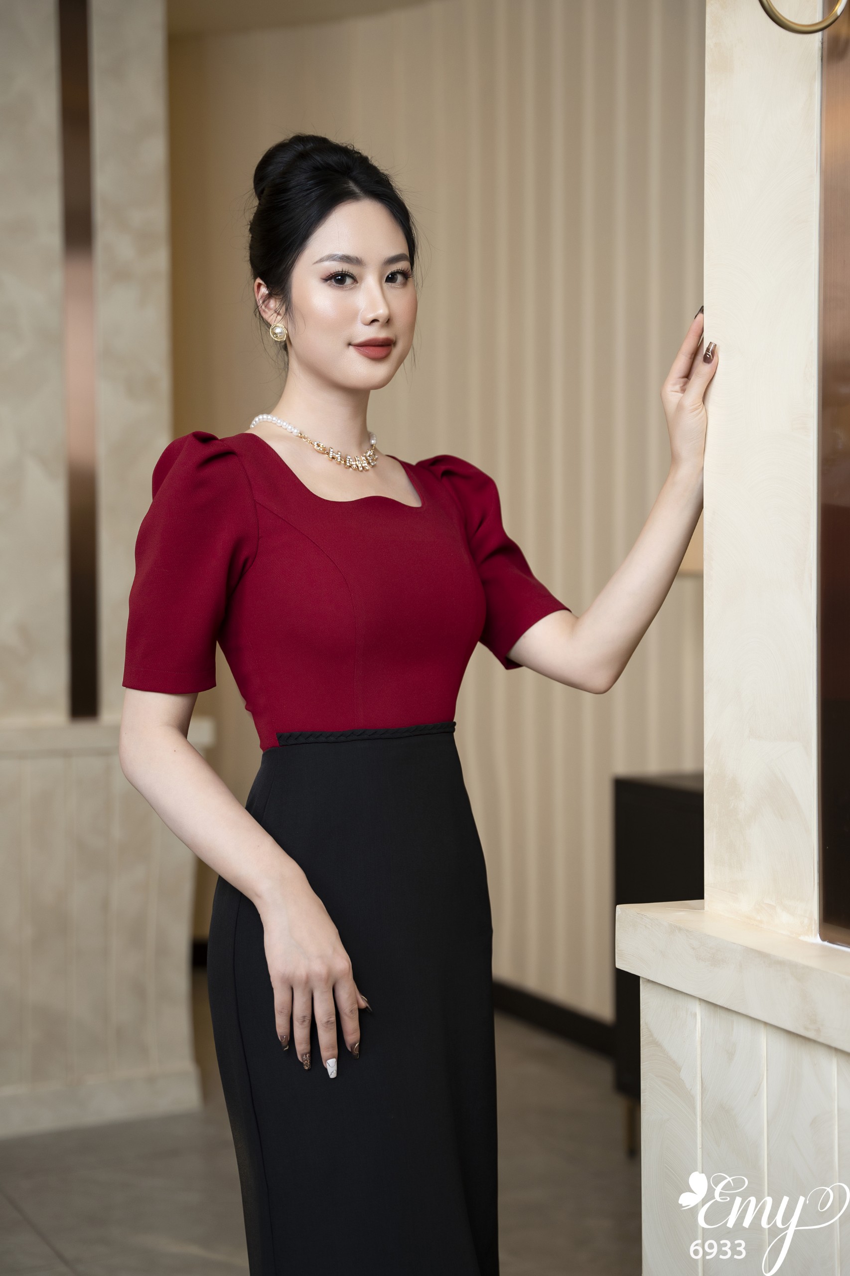 Đầm EMY EM6933  Body Phối Cổ Cách Điệu