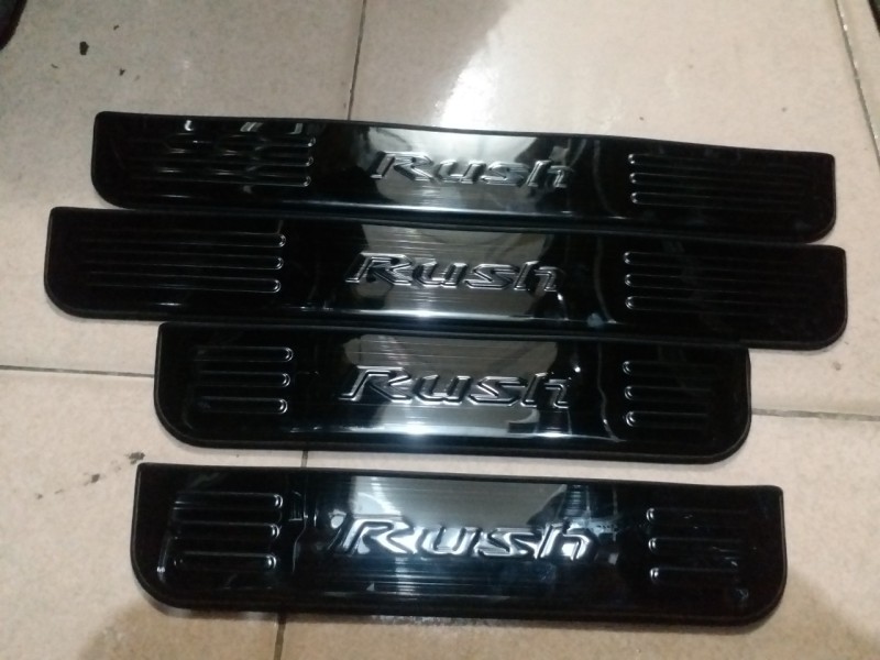 Bộ nẹp bước chân ngoài Titan đen xe Rush form 2018-2021