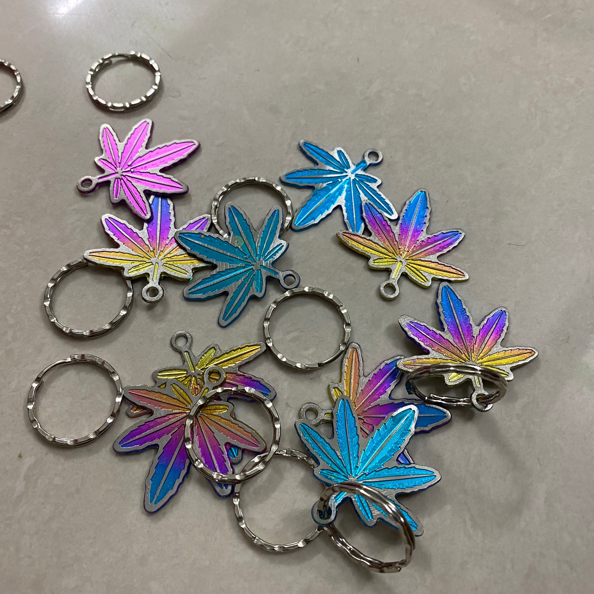 Logo hình chiếc lá móc khoá màu giao ngẫu nhiên