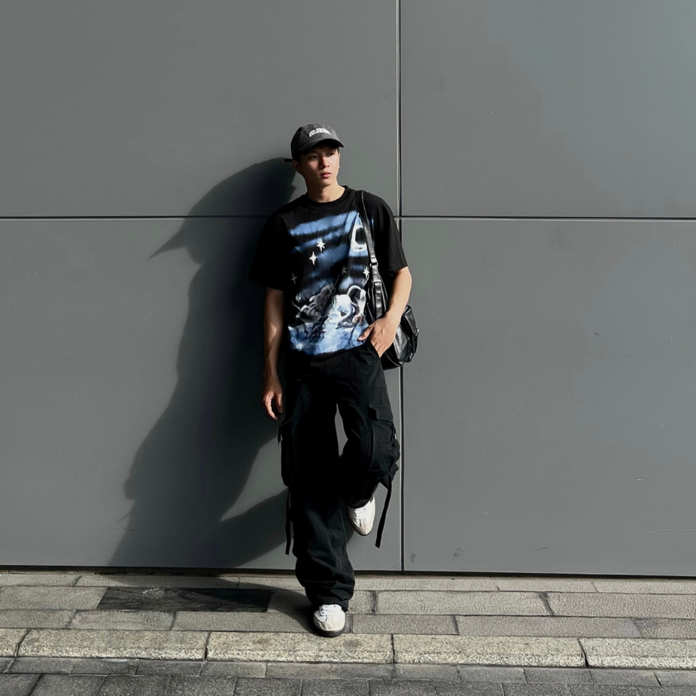 Áo thun unisex Staring Light Tee màu đen - Charm tee Onism
