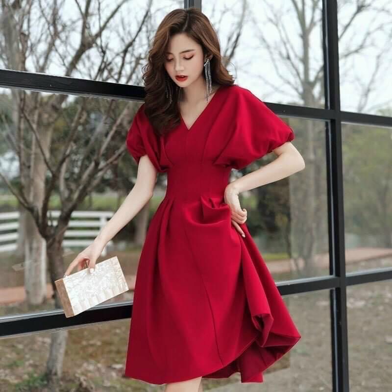 Đầm đỏ cánh dơi